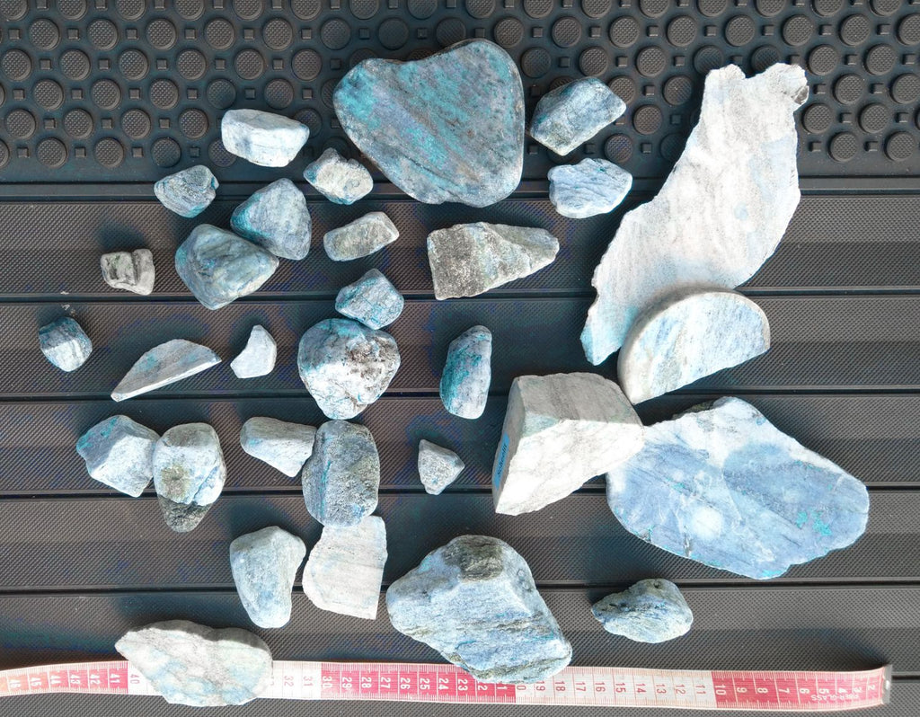 Authentic! Luminescent Scheelite 370g lot of handsized pieces